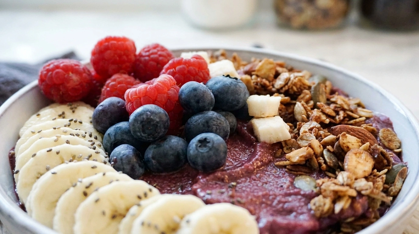 Nem acai bowl opskrift med granola, kokos og friske bær — instagram morgenmad med sund smoothie