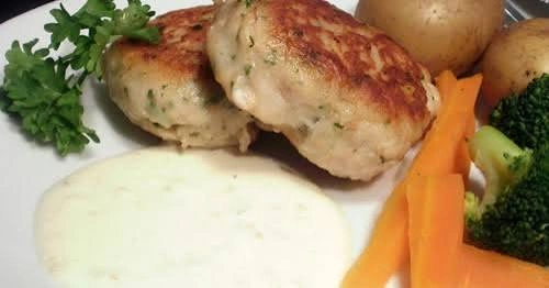 Fiskefrikadeller med remoulade og frisk sommersalat
